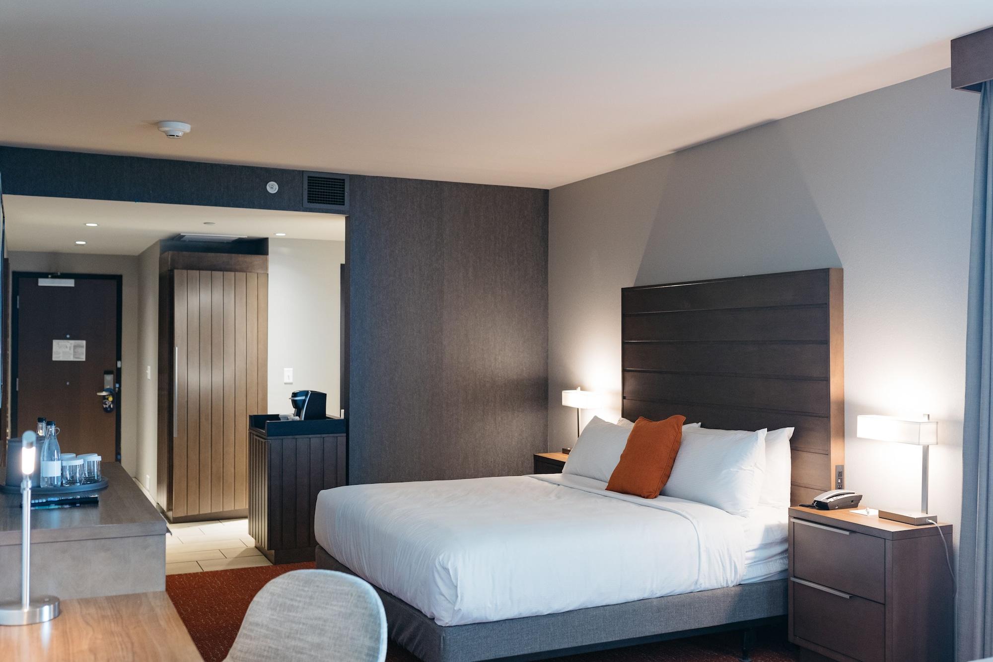Revel Hotel, Tapestry Collection By Hilton Urbandale Екстериор снимка