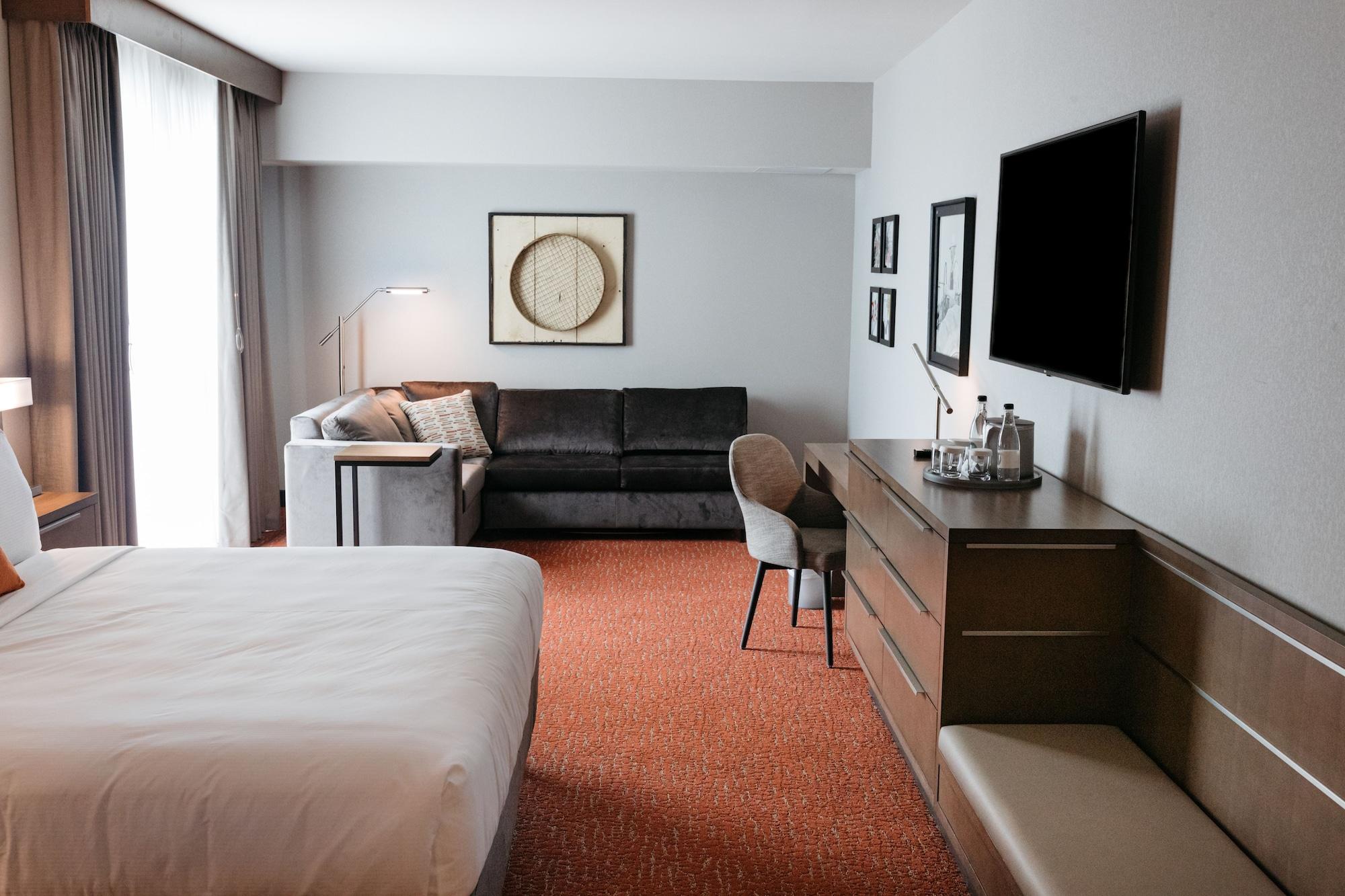 Revel Hotel, Tapestry Collection By Hilton Urbandale Екстериор снимка