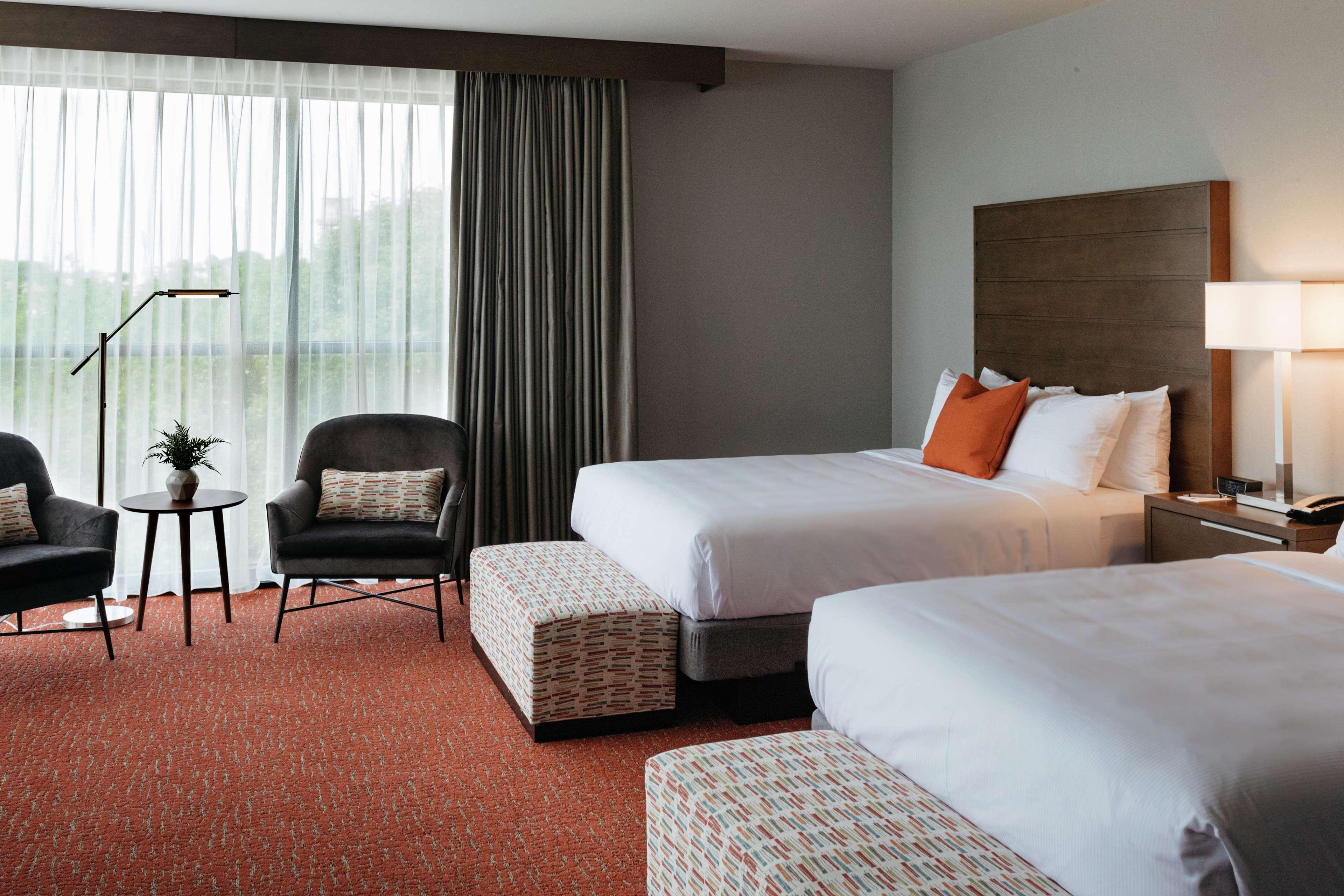 Revel Hotel, Tapestry Collection By Hilton Urbandale Екстериор снимка