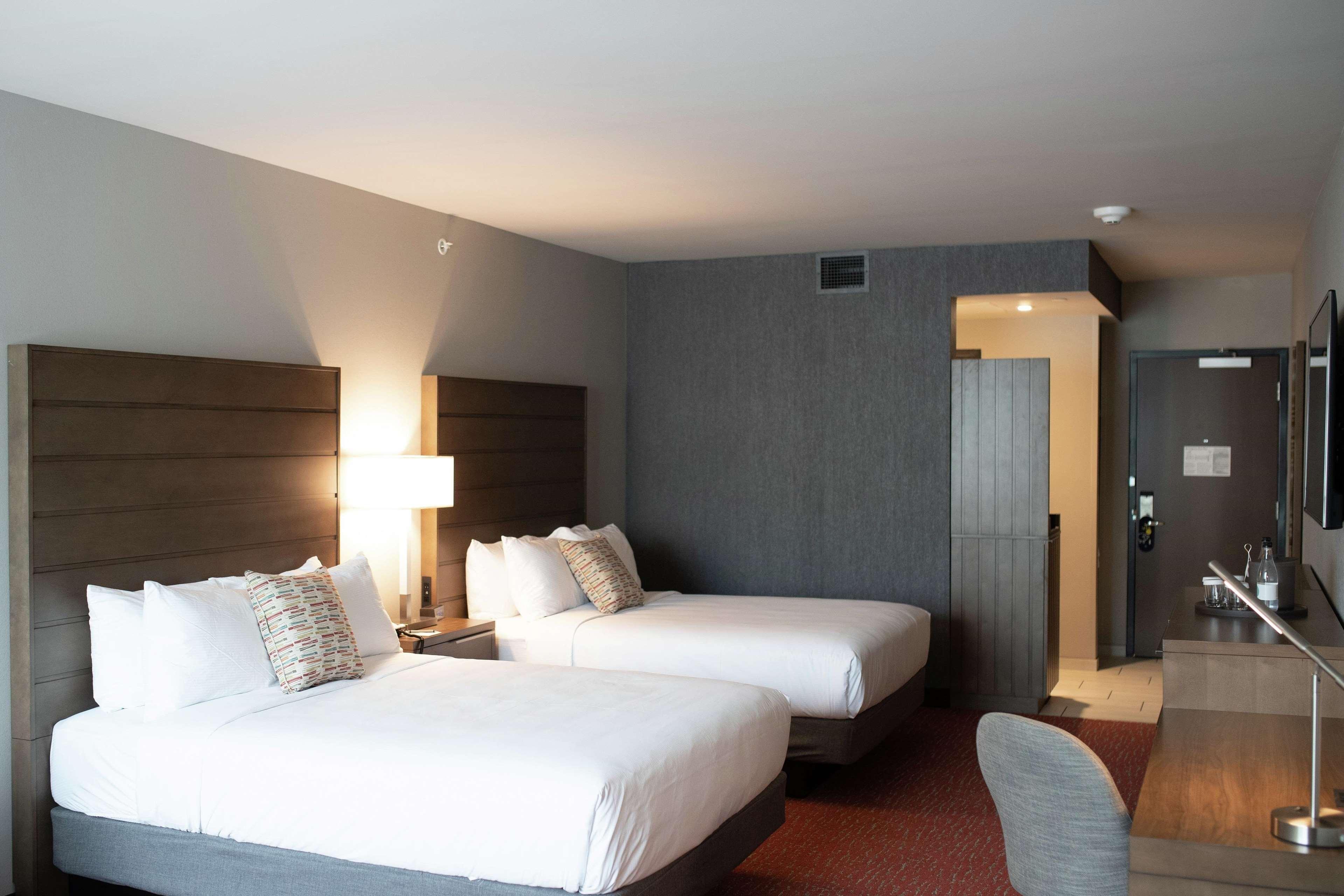 Revel Hotel, Tapestry Collection By Hilton Urbandale Екстериор снимка