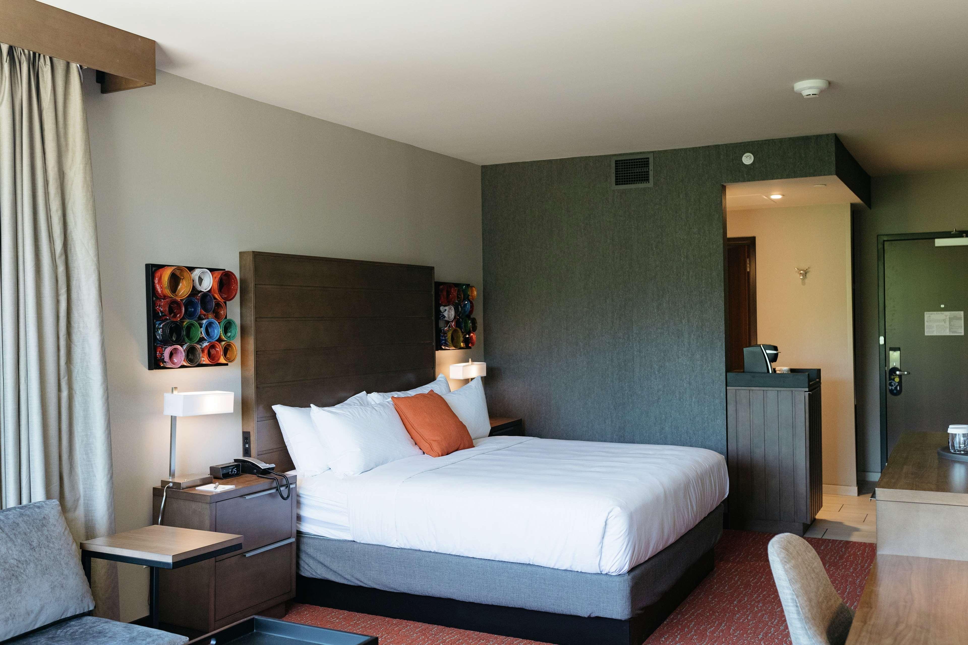 Revel Hotel, Tapestry Collection By Hilton Urbandale Екстериор снимка