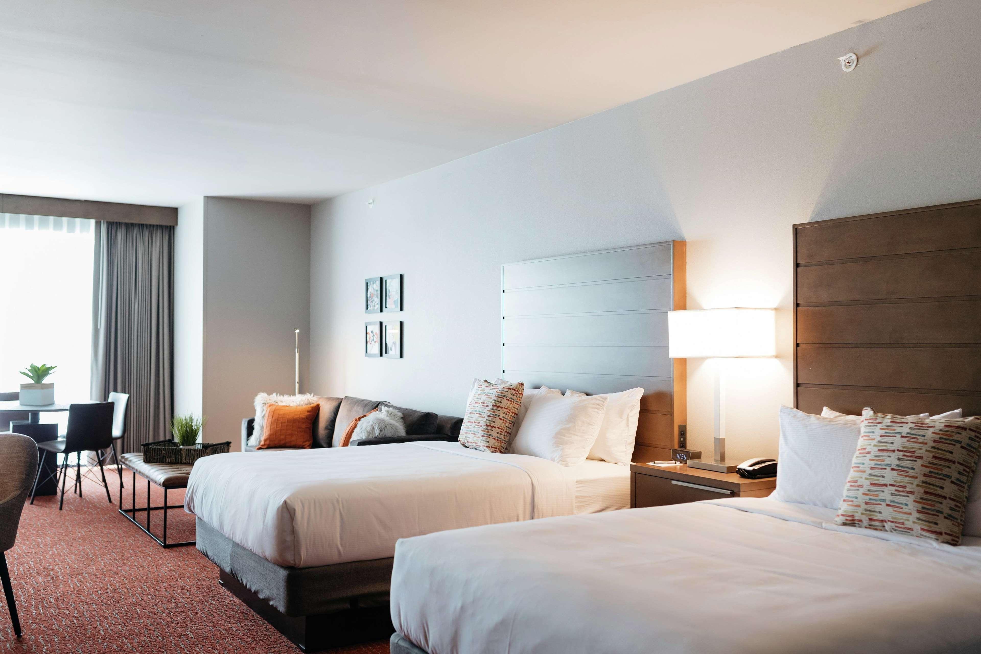 Revel Hotel, Tapestry Collection By Hilton Urbandale Екстериор снимка