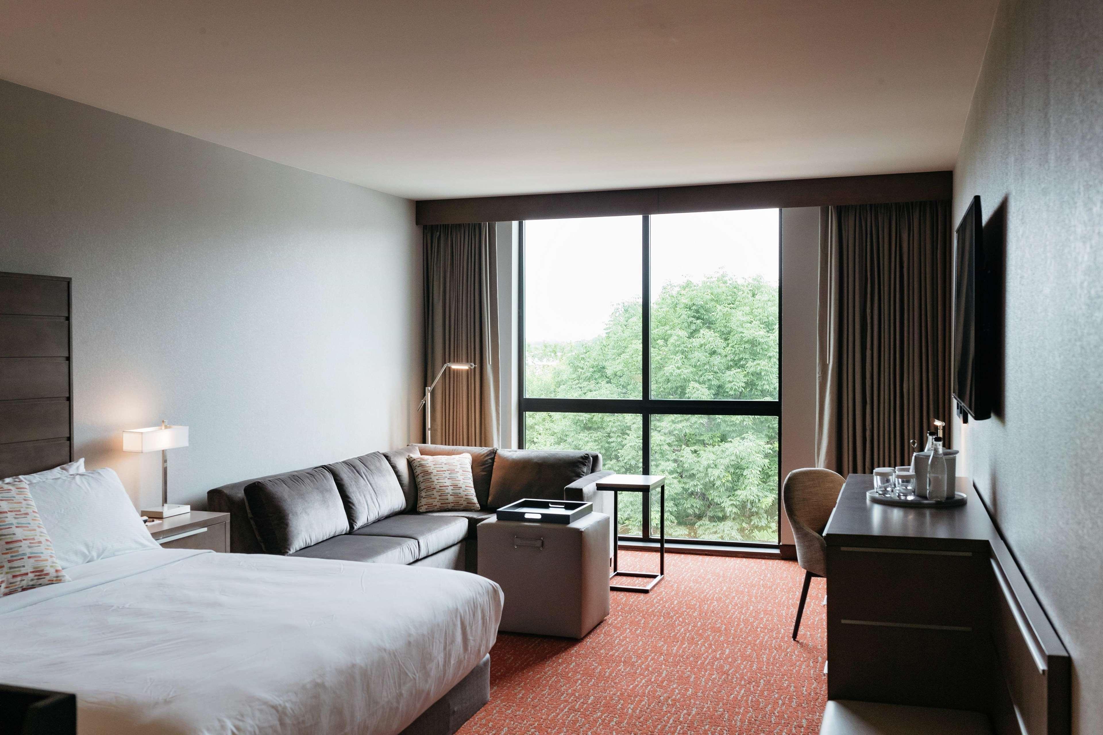 Revel Hotel, Tapestry Collection By Hilton Urbandale Екстериор снимка
