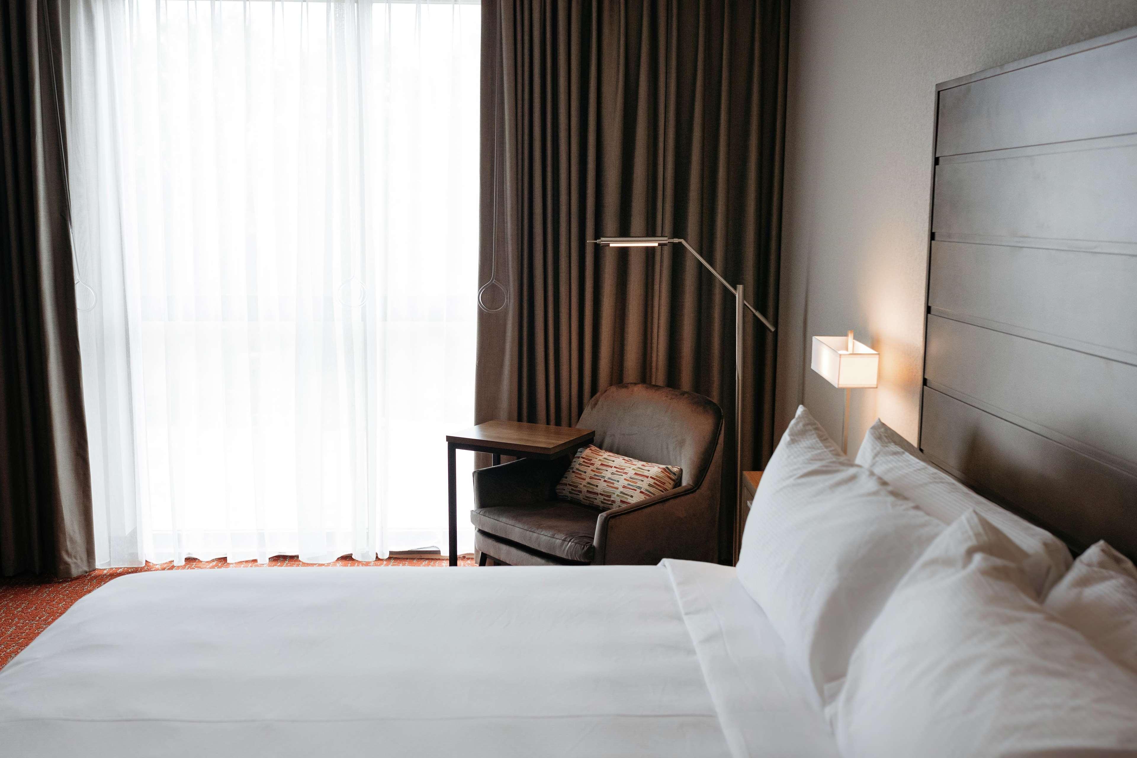 Revel Hotel, Tapestry Collection By Hilton Urbandale Екстериор снимка