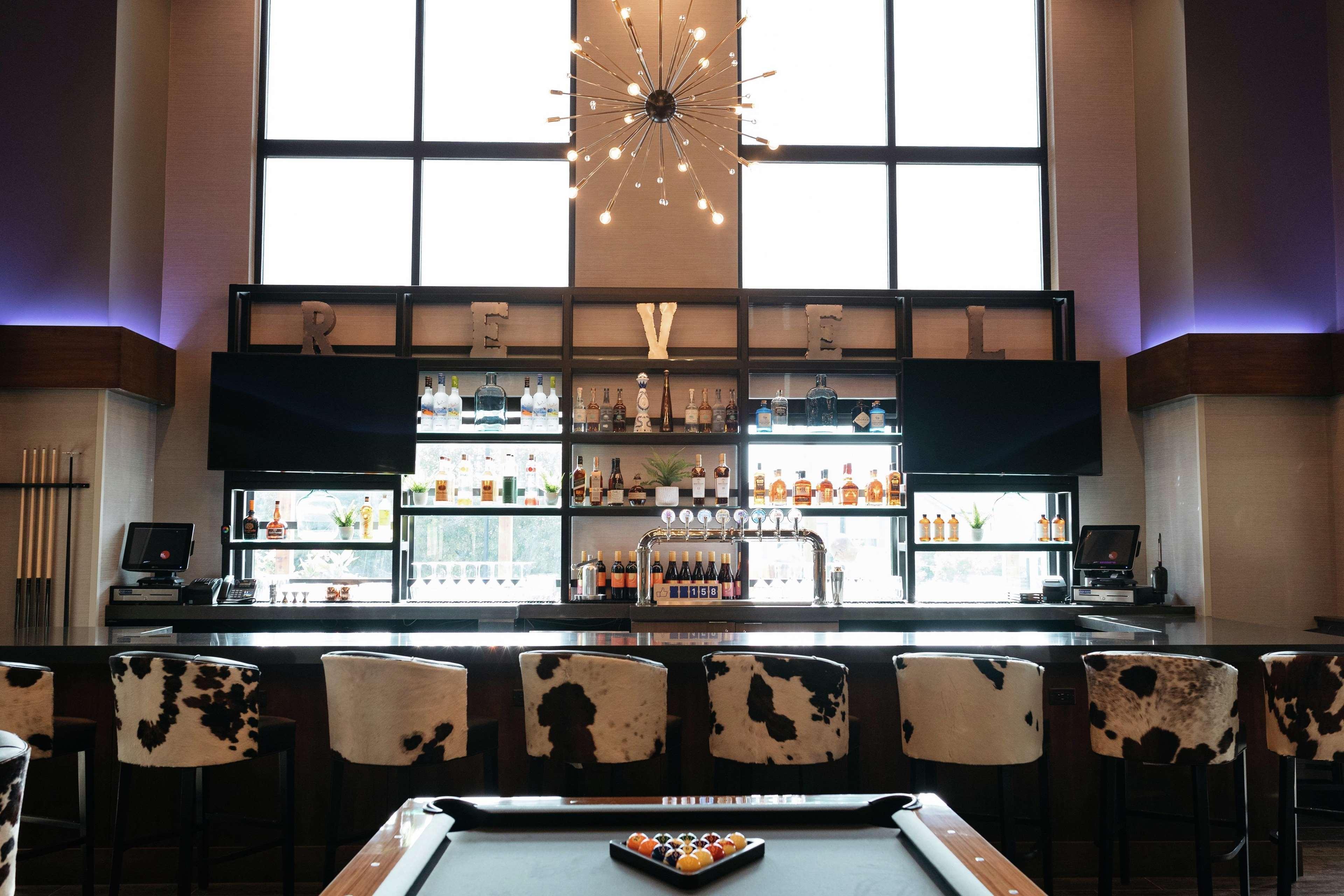 Revel Hotel, Tapestry Collection By Hilton Urbandale Екстериор снимка