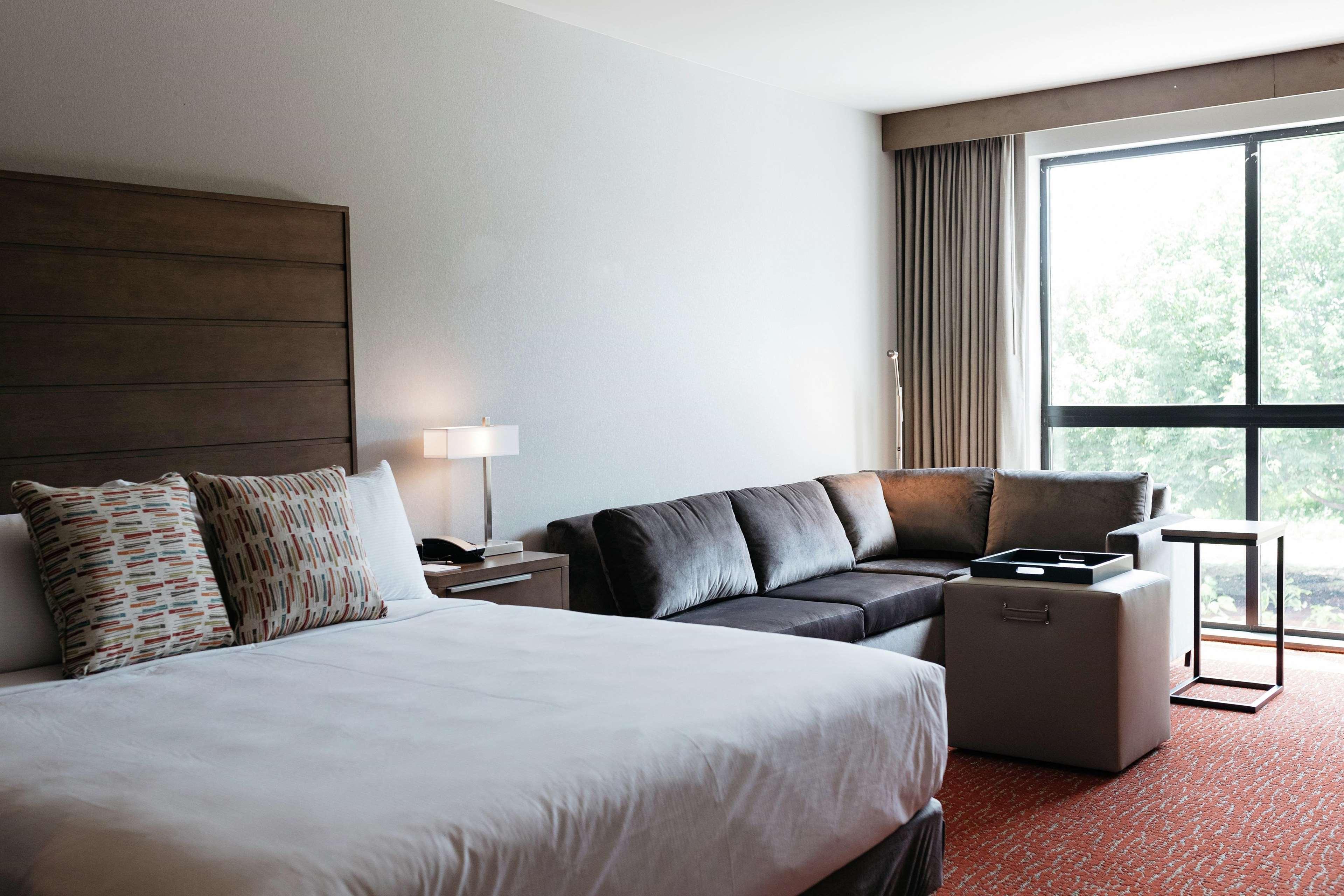Revel Hotel, Tapestry Collection By Hilton Urbandale Екстериор снимка