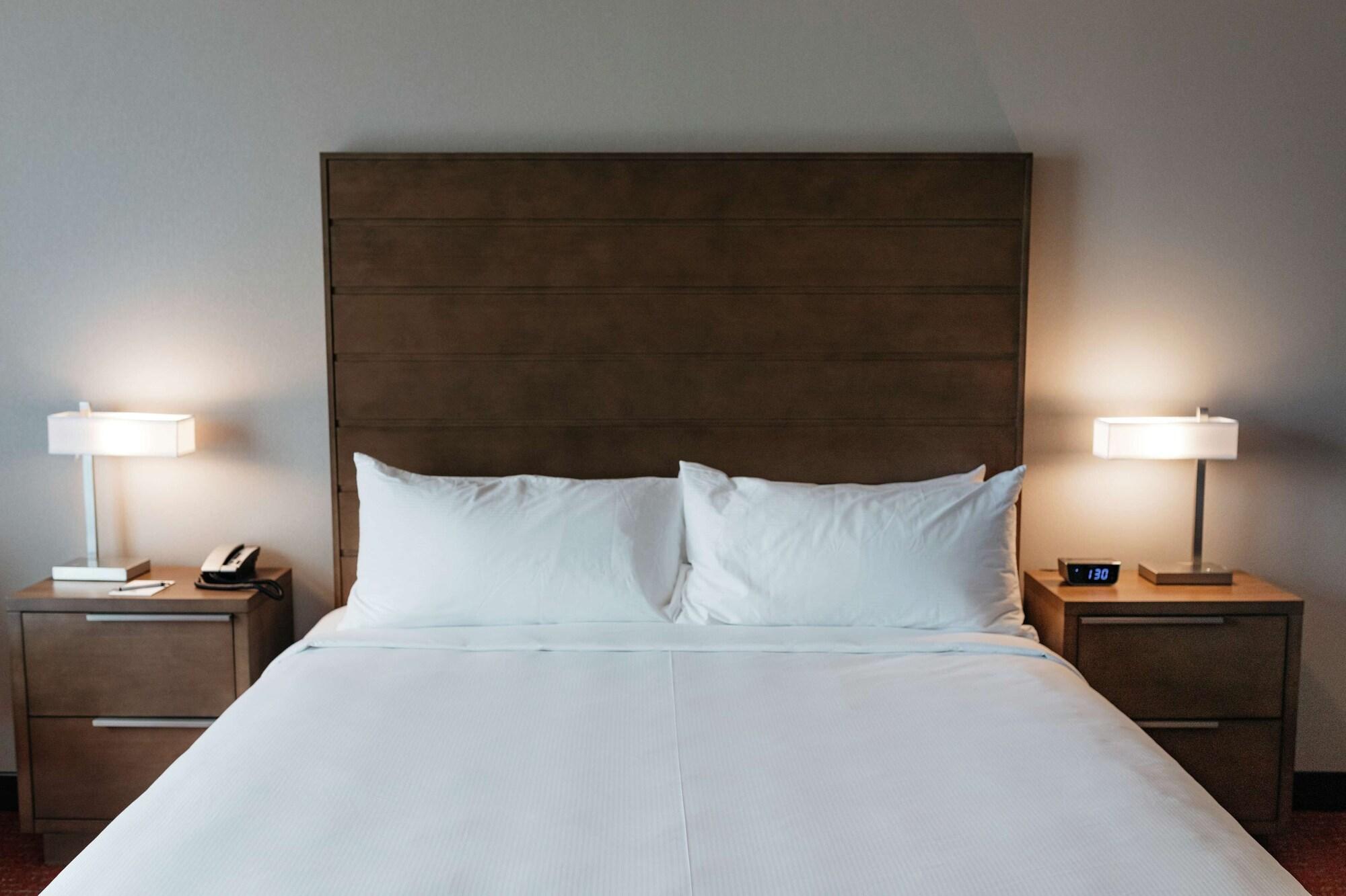 Revel Hotel, Tapestry Collection By Hilton Urbandale Екстериор снимка