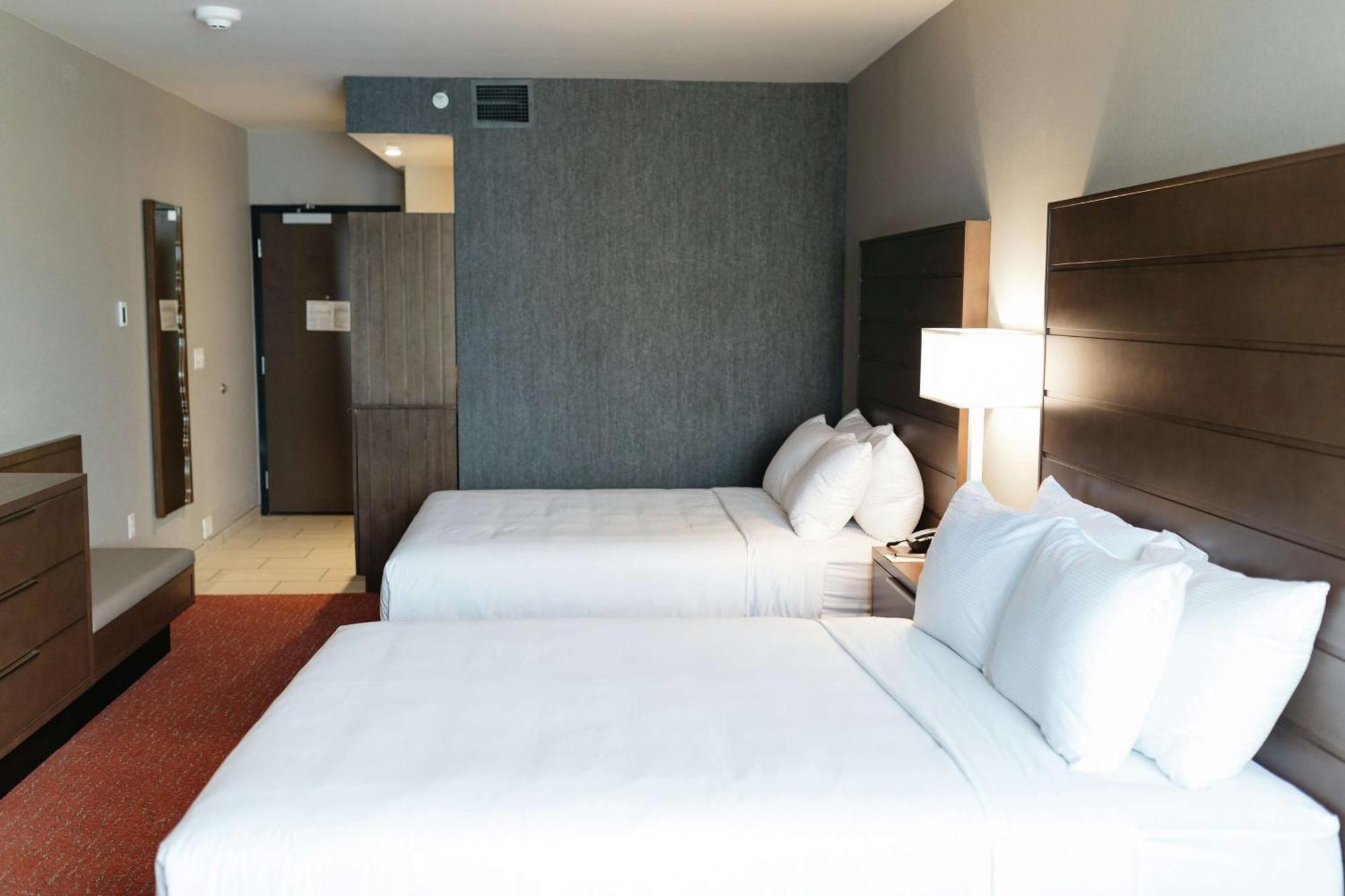 Revel Hotel, Tapestry Collection By Hilton Urbandale Екстериор снимка