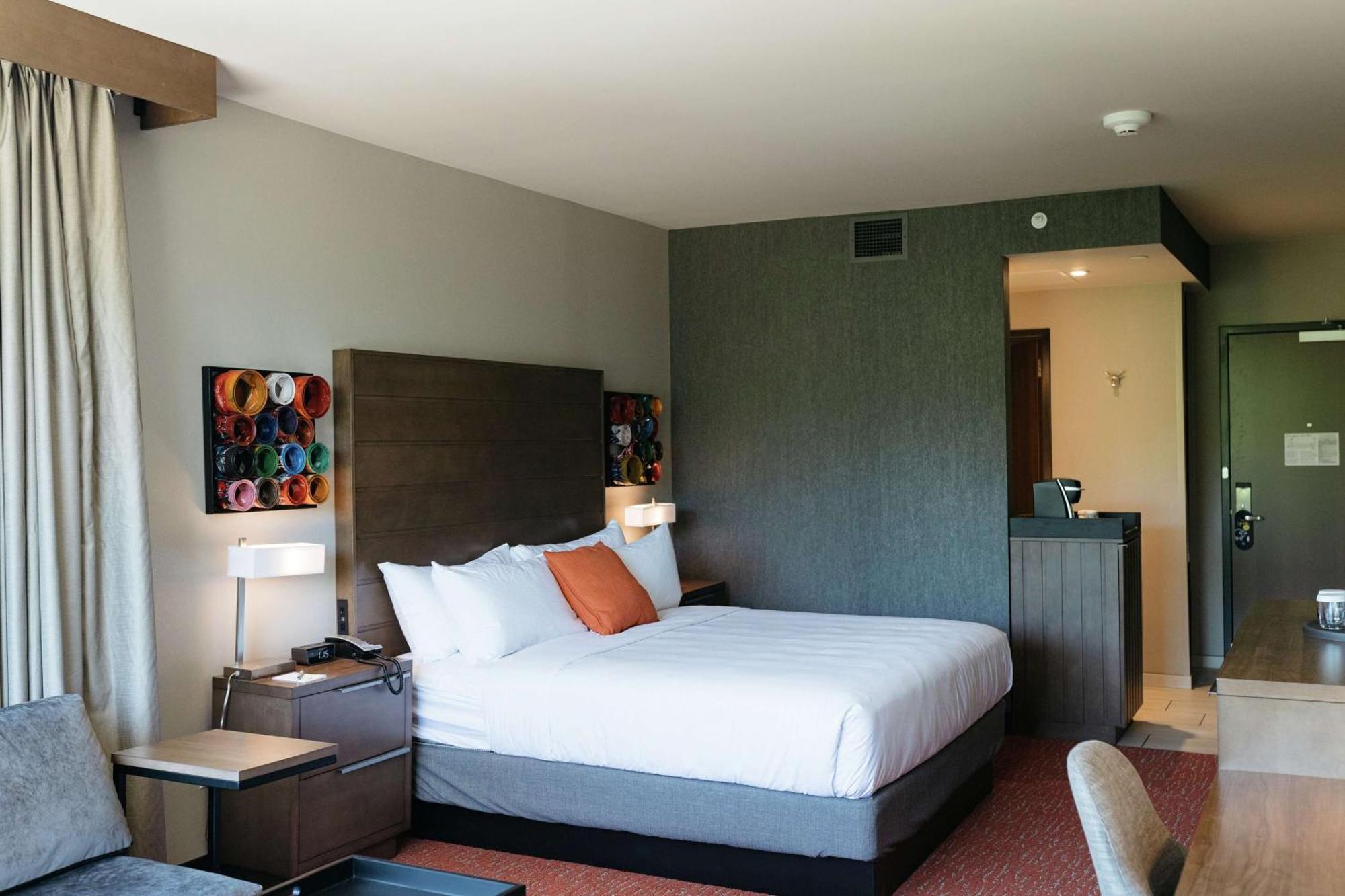Revel Hotel, Tapestry Collection By Hilton Urbandale Екстериор снимка