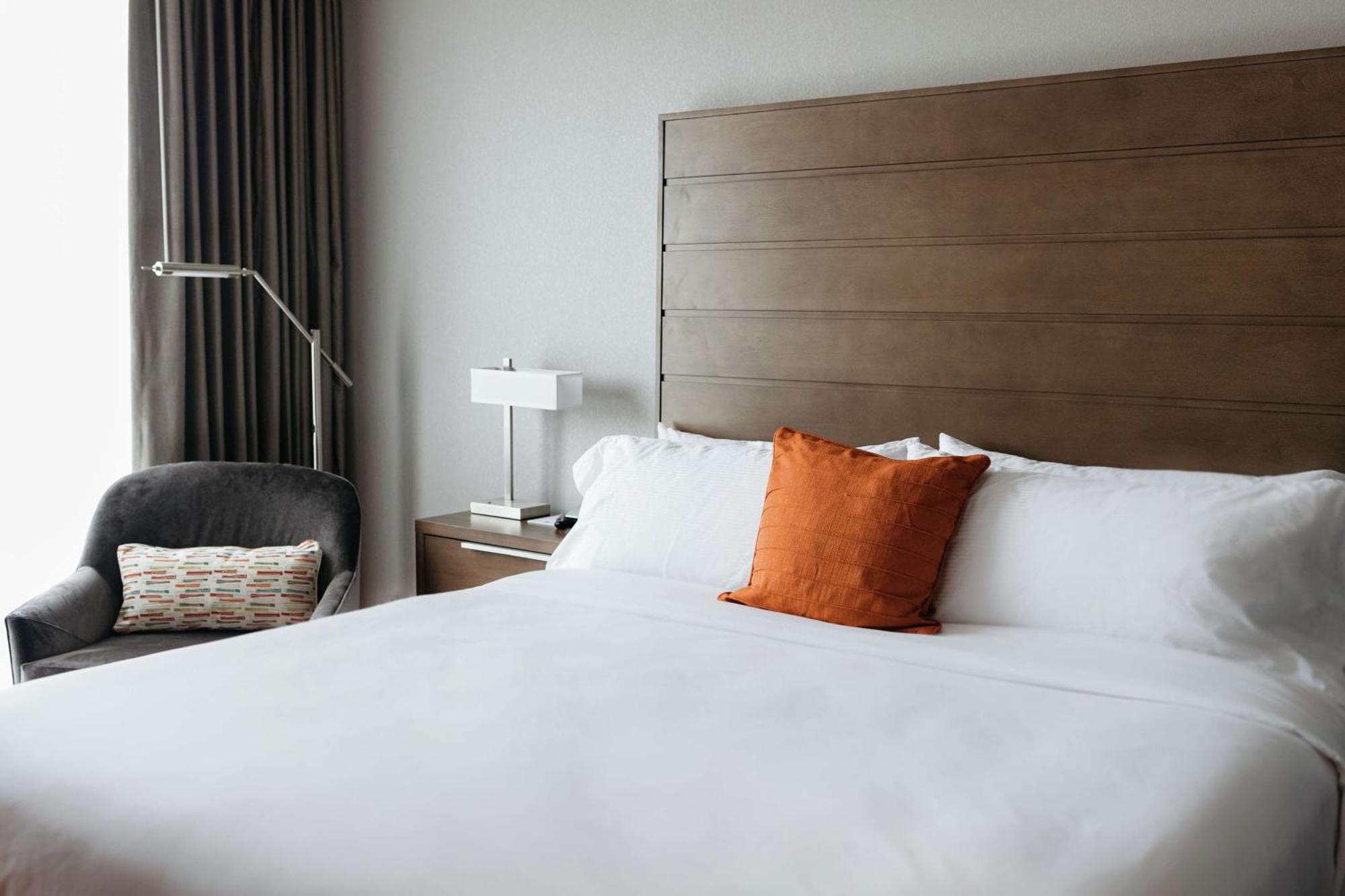 Revel Hotel, Tapestry Collection By Hilton Urbandale Екстериор снимка