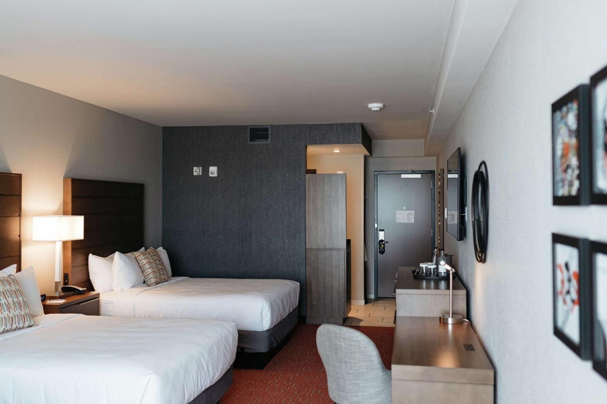 Revel Hotel, Tapestry Collection By Hilton Urbandale Екстериор снимка