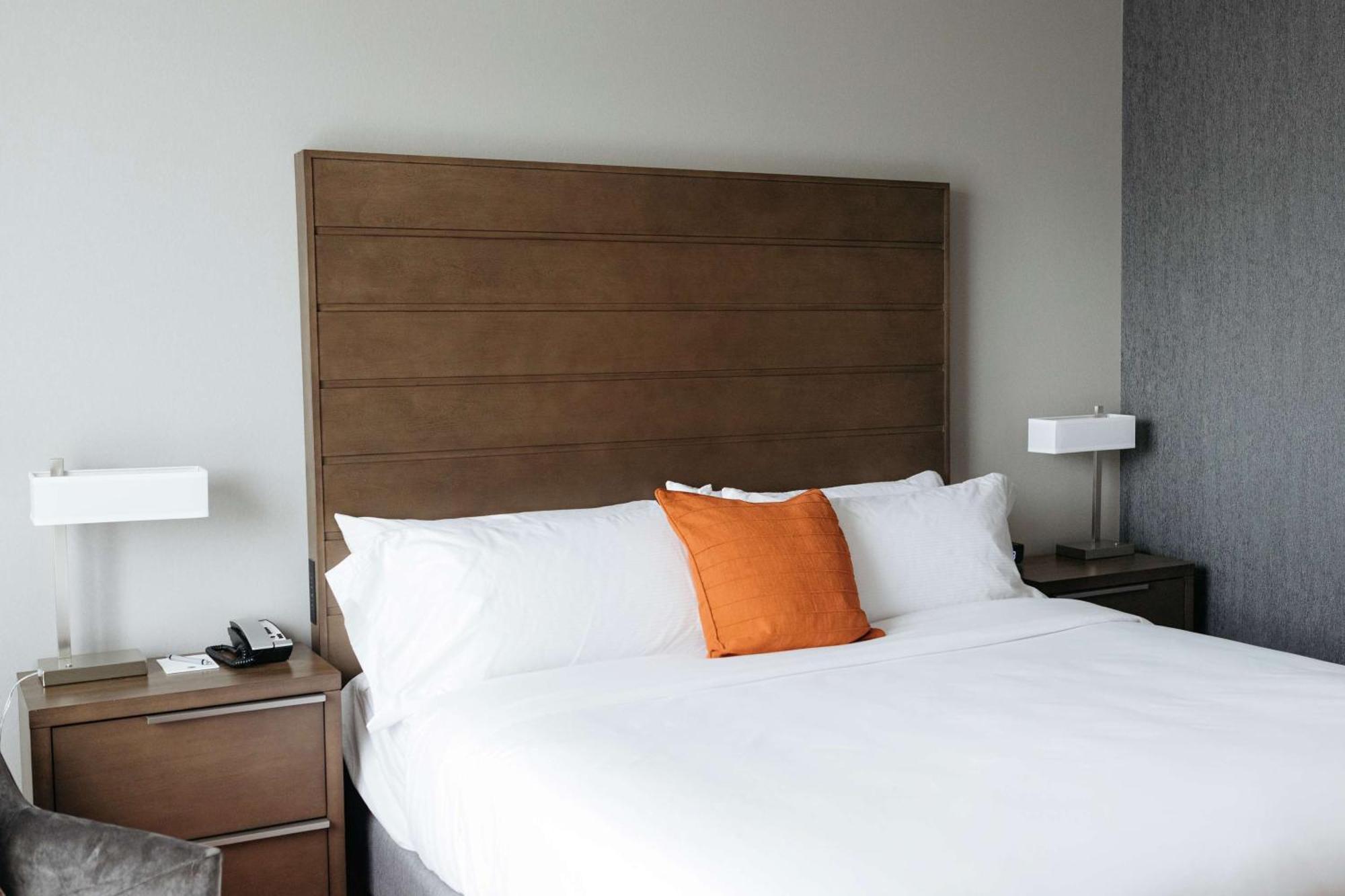 Revel Hotel, Tapestry Collection By Hilton Urbandale Екстериор снимка