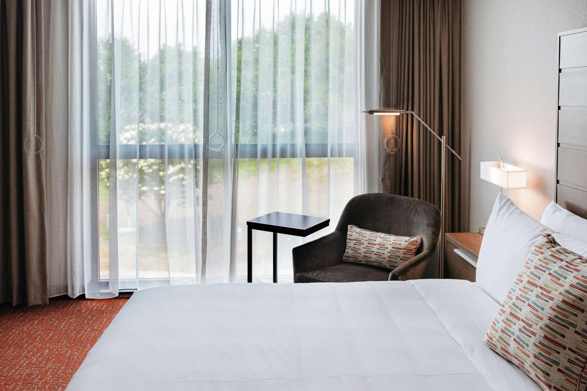 Revel Hotel, Tapestry Collection By Hilton Urbandale Екстериор снимка