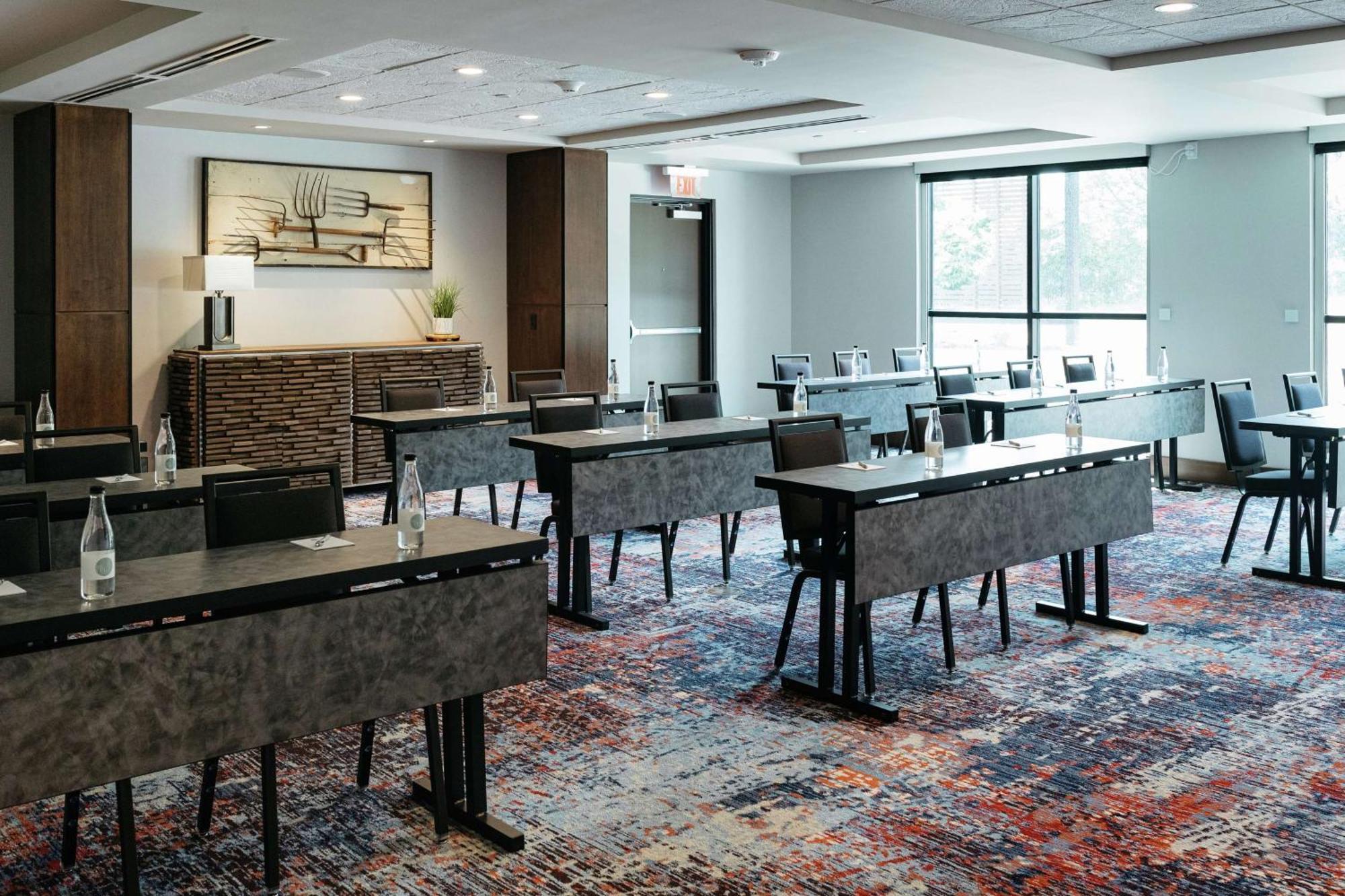 Revel Hotel, Tapestry Collection By Hilton Urbandale Екстериор снимка