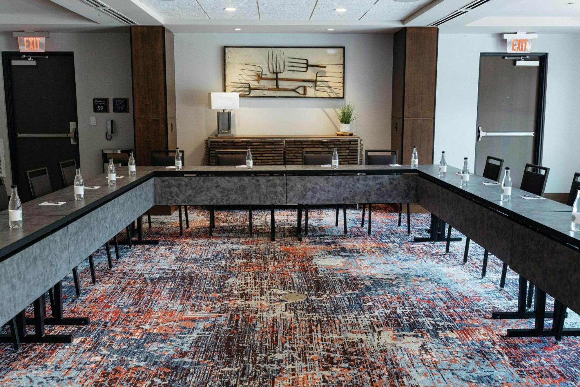 Revel Hotel, Tapestry Collection By Hilton Urbandale Екстериор снимка